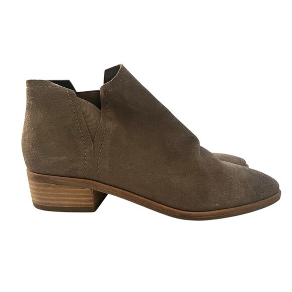 NWOB Dolce Vita Trist Tay Ankle Boots •Women 8.5• Dark Taupe Suede Pull On - Picture 1 of 11